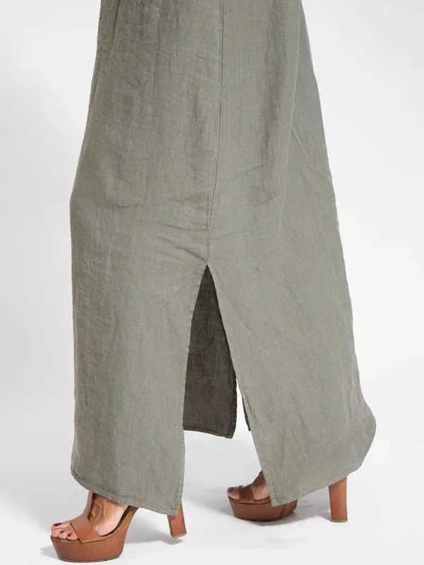 Chic women's casual maxi dress, sleeveless with an elegant side slit, essential summer fashion.