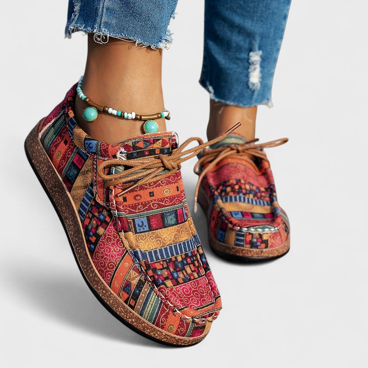 Women's casual sneakers with a stable wide heel for daily comfort, ideal for walking.