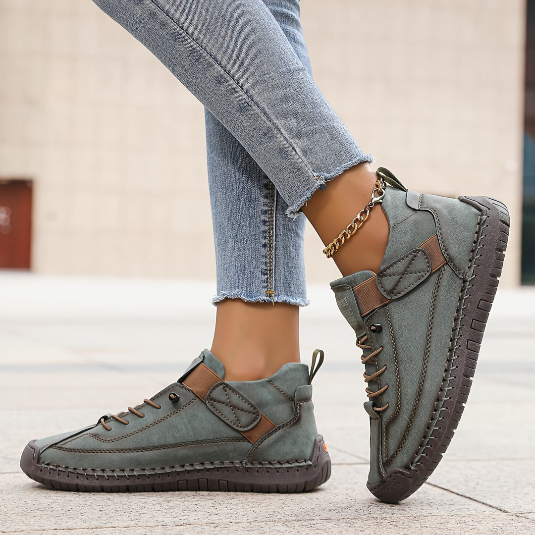 Modern women's casual low-top sneakers with chic stitched design & classic lace-up style for versatile fashion.