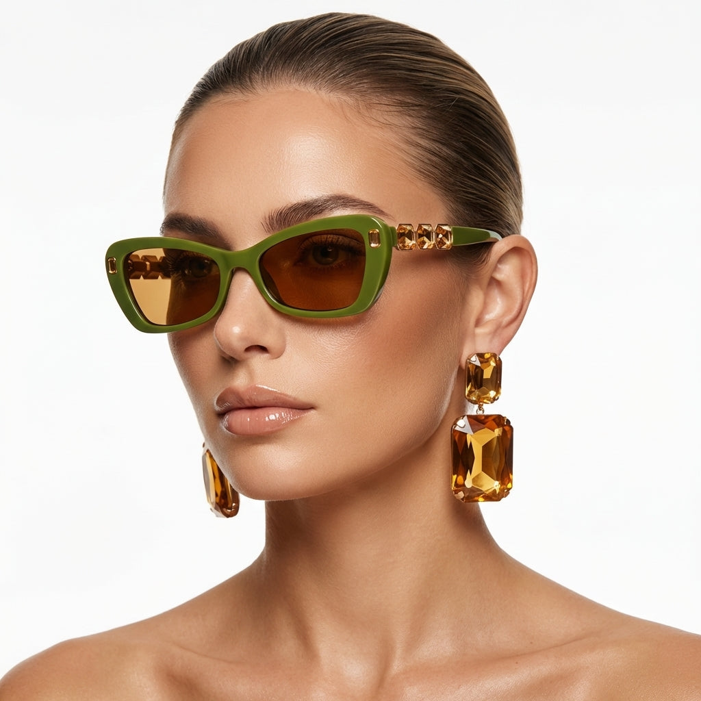 Stylish women's cat-eye shades. UV400 protection for glamour and eye safety. Perfect for travel.