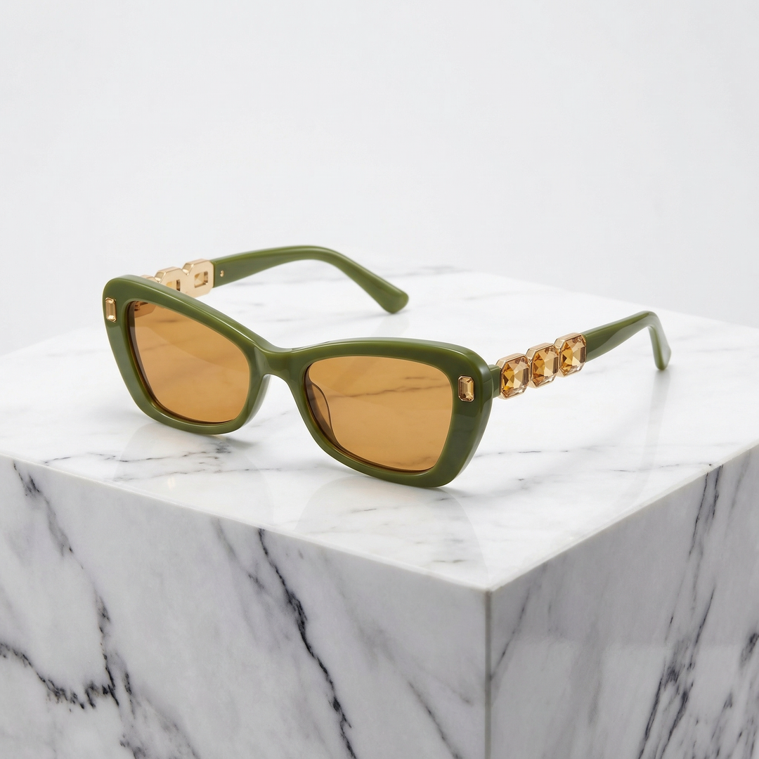 Elegant women's cat-eye sunglasses, providing UV400 sun protection and a glamorous, chic look.