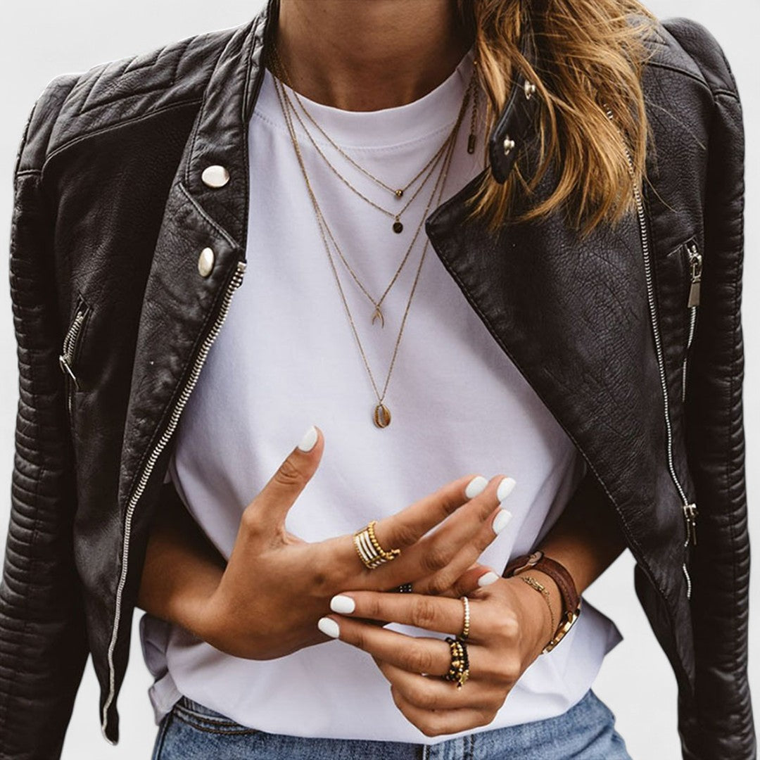 Stylish women's black jacket, slim fit and comfortable, ideal for all seasons and versatile fashion needs.