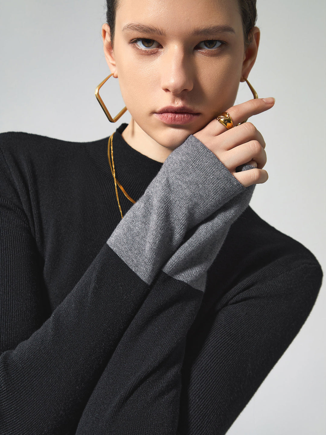 Versatile women's long sleeve contrast top, a chic addition to everyday fashion.