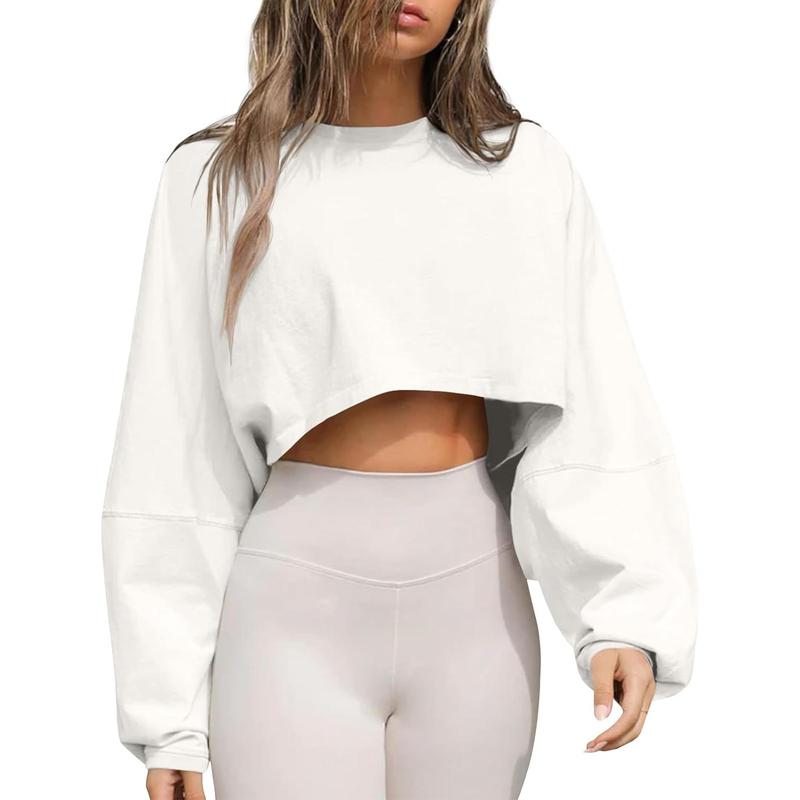 Fashionable women's cropped oversized sweatshirt, perfect for an effortless, modern and relaxed everyday look.