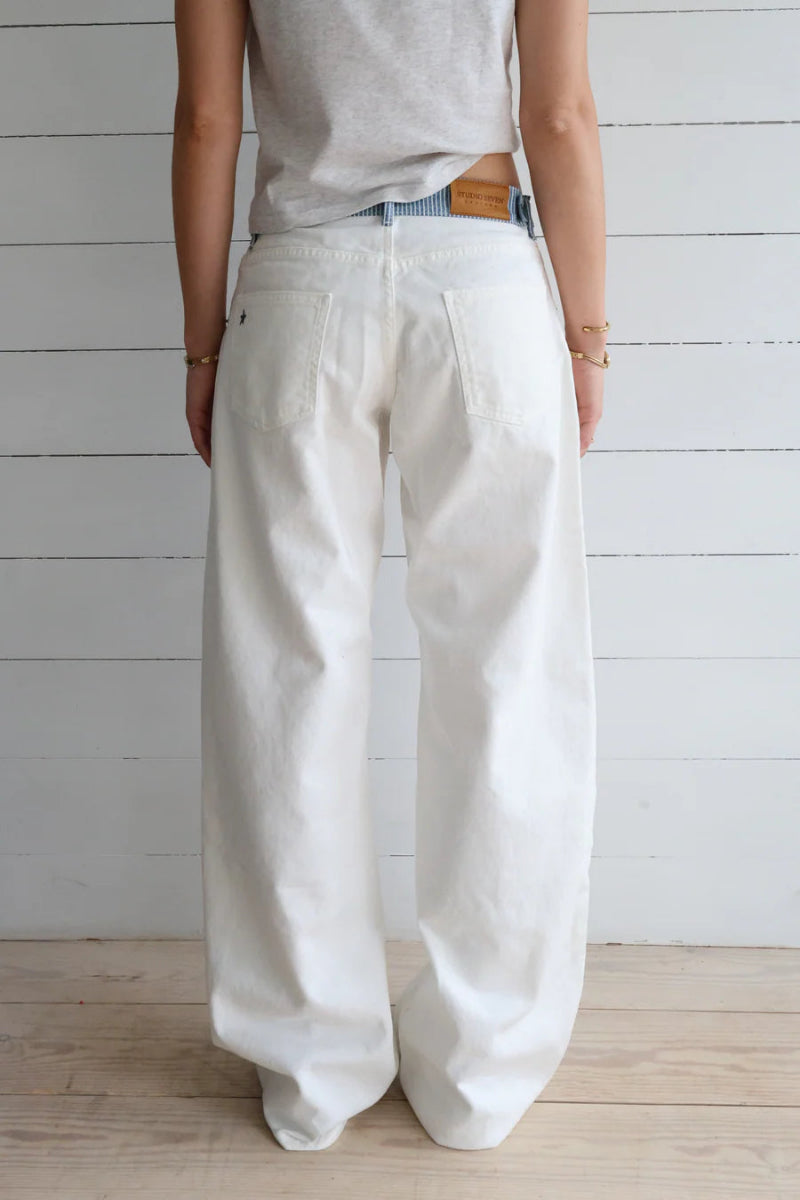 White high-rise wide-leg women's jeans. Chic, relaxed fit, versatile for casual fashion.