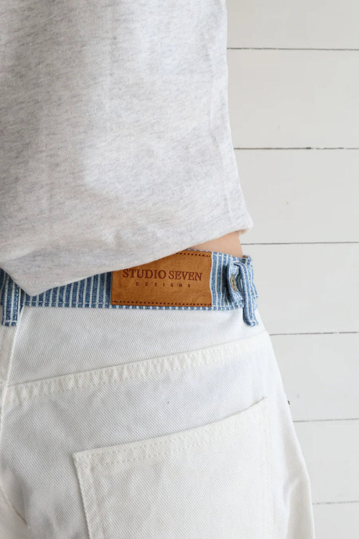 Comfortable & versatile high-rise wide-leg women's jeans. Chic for everyday casual fashion.