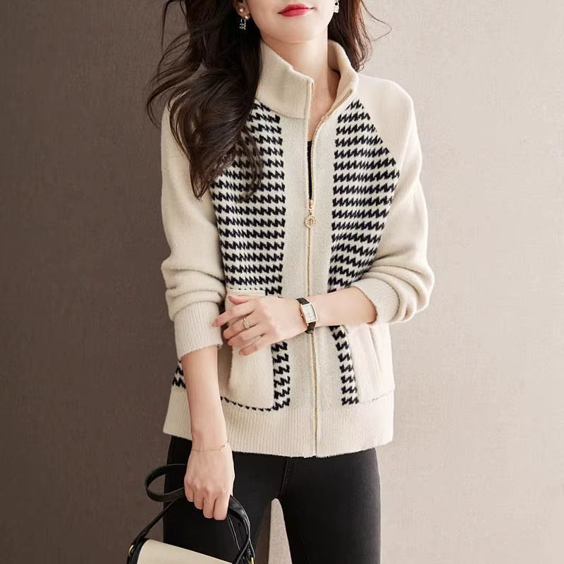 Relaxed fit women's zip jacket in classic houndstooth pattern. Chic outerwear, ideal for a statement piece.