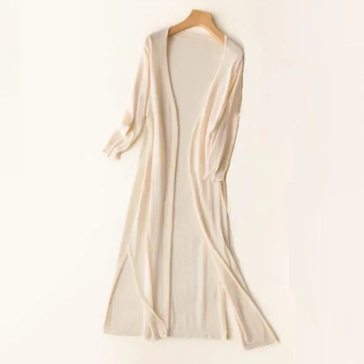 Elegant long-sleeve women's cardigan, perfect for casual or dressed-up autumn looks.