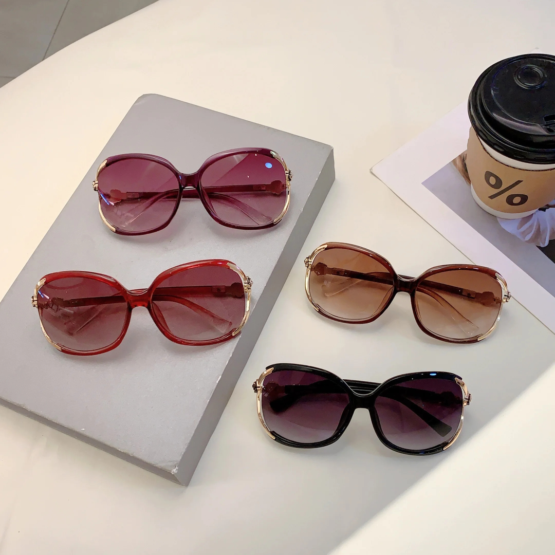 High-fashion women's oversized sunglasses with gradient lenses and a durable, elegant acetate frame.