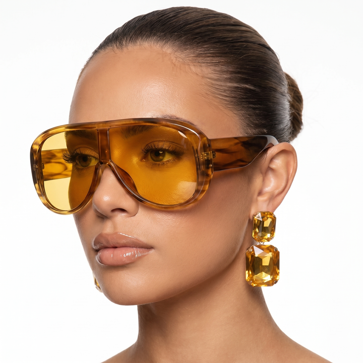 Stylish women's pilot eyewear, leopard print, offering UV400 sun protection.