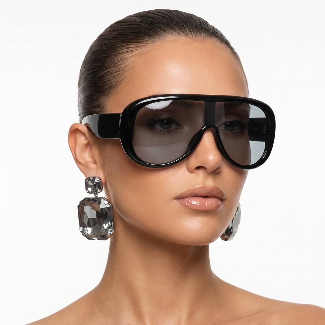 Fashionable women's pilot sunglasses, lightweight & chic, with UV400 lenses.