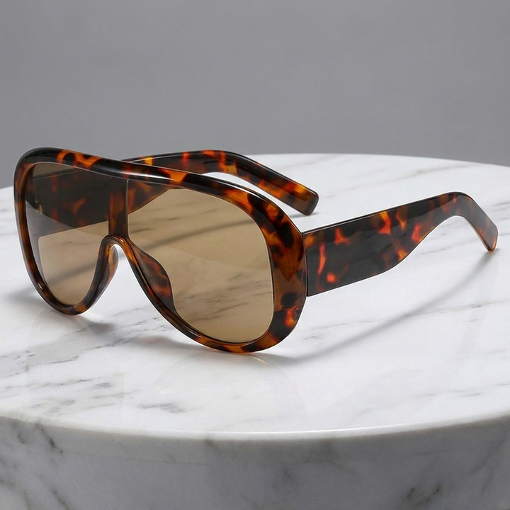 Women's fashion pilot sunglasses, chic style, UV400 protection for all seasons.