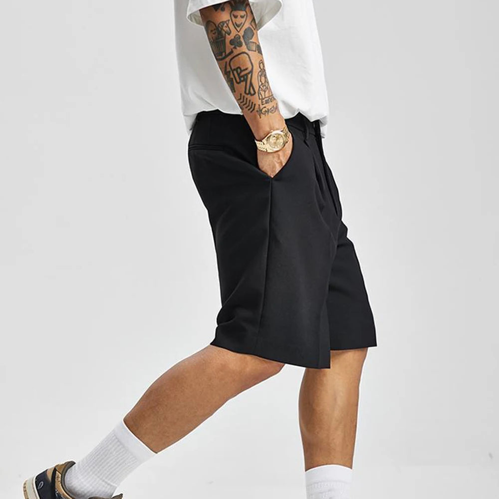 Comfortable women's pleated shorts in a tailored style, ideal for modern summer apparel.