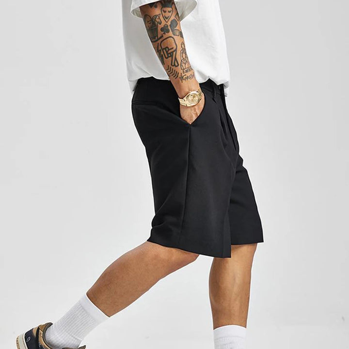 Comfortable women's pleated shorts in a tailored style, ideal for modern summer apparel.