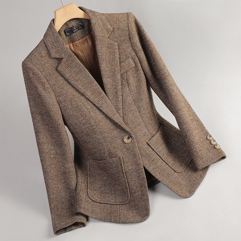 Women's chic polished blazer with notched lapel, perfect for professional wear and elegant office fashion.