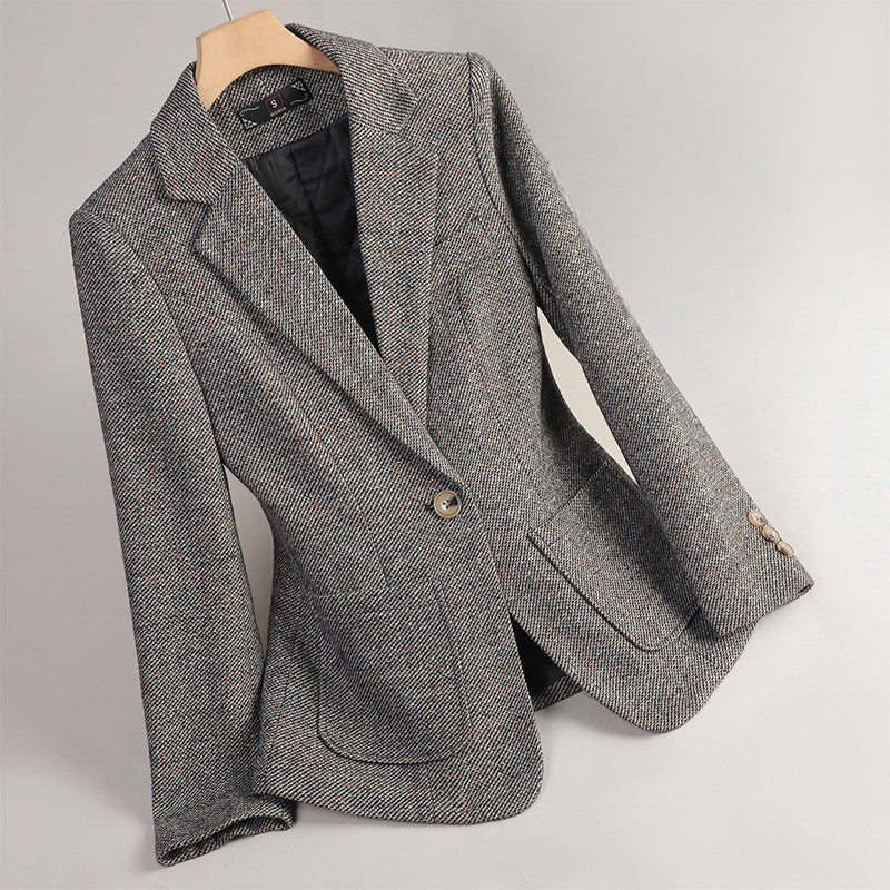 Elegant rose women's blazer, a stylish single-button jacket with a notched lapel for office fashion.