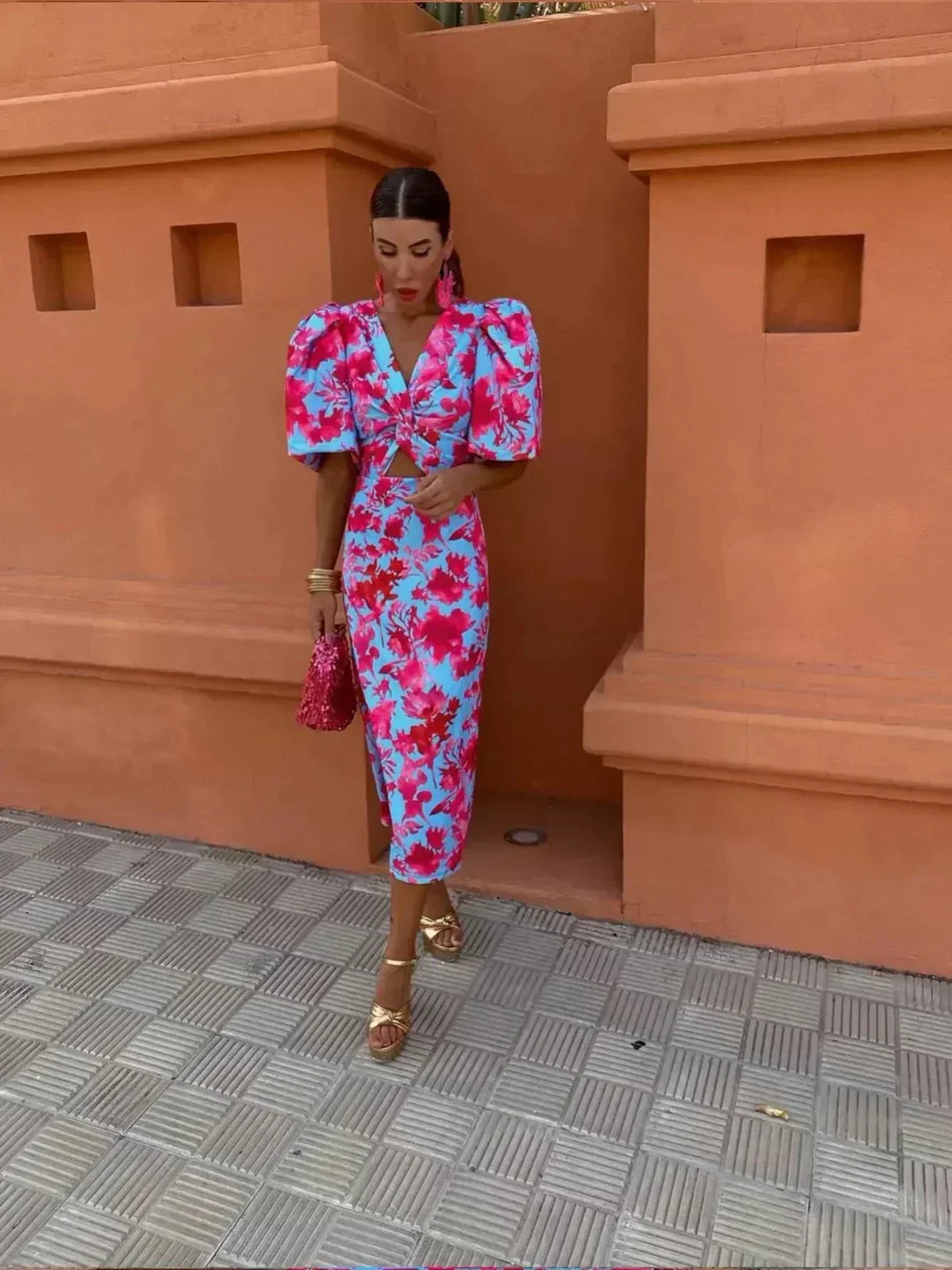 Elegant women's vibrant printed maxi dress, perfect for wedding guests, special occasions, or formal parties. Ruched waist.
