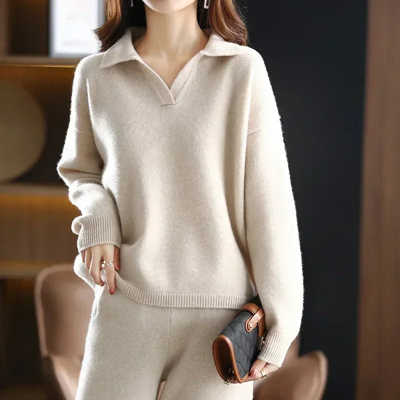 Stylish women's two-piece lounge set, relaxed fit top & pants. Versatile for home or casual outings.