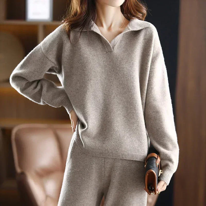 Chic noir women's two-piece lounge set. Stylish, comfortable, and versatile for modern everyday elegance.