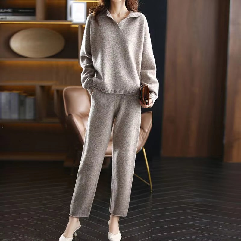Women's relaxed two-piece lounge set, ideal for home, travel, or casual outings. Stylish and comfortable.