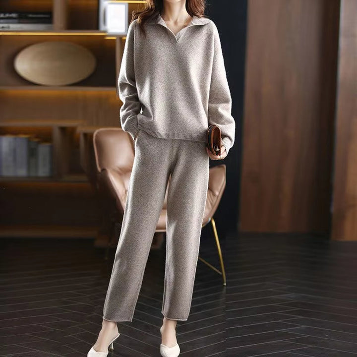 Women's relaxed two-piece lounge set, ideal for home, travel, or casual outings. Stylish and comfortable.