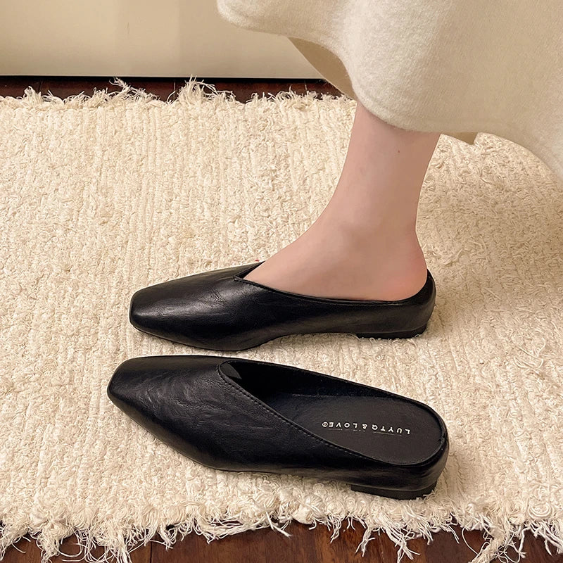 Versatile women's fashion slip-on flats, a stylish choice for any casual or professional outfit.