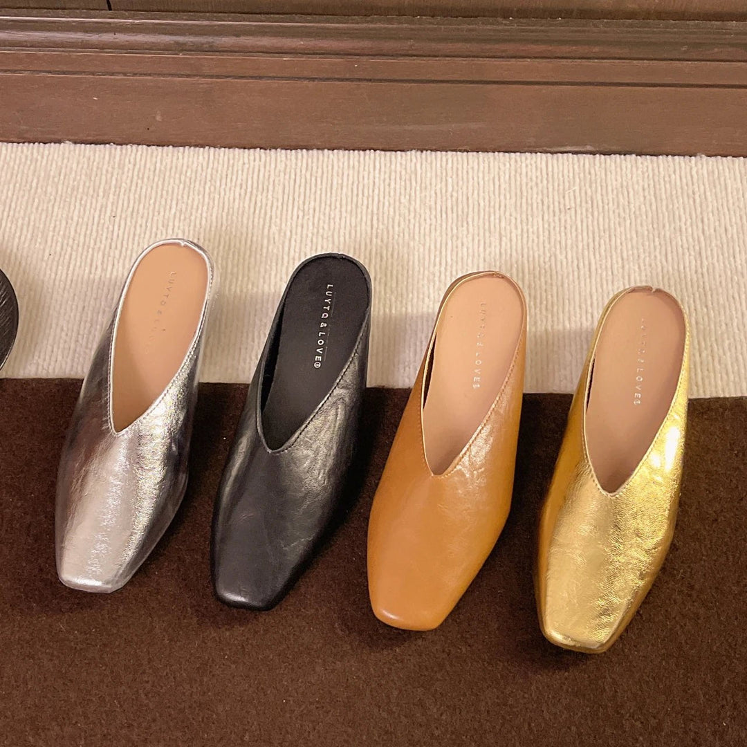 Stylish slip-on flats for women, square toe design ideal for casual and elegant looks.