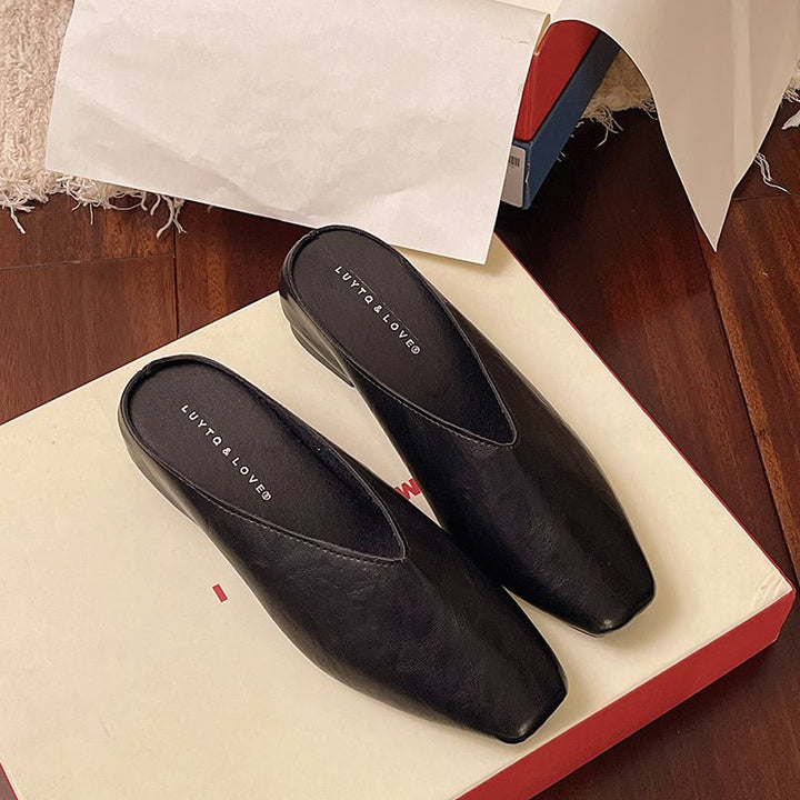Casual women's flats with a stylish square toe design, easy slip-on comfort.