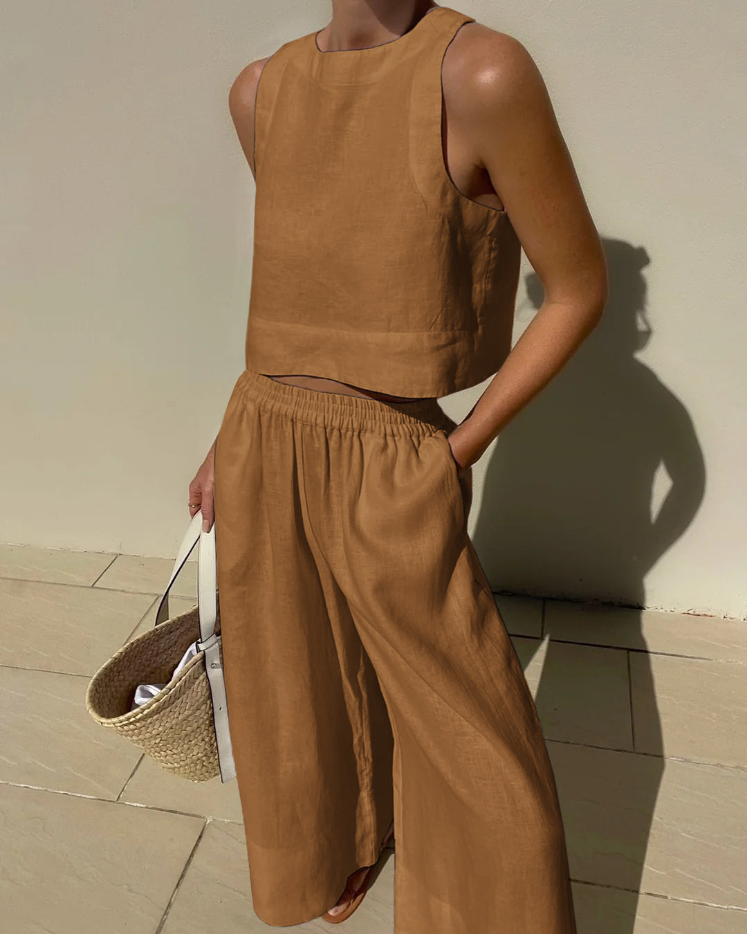 Women's versatile two-piece set: a trendy crop top and elegant wide-leg pants. Ideal for casual chic summer outfits.