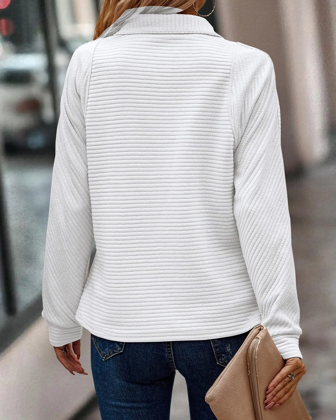 Casual chic women's V-neck sweater, long sleeve, comfortable, with a modern zip detail.