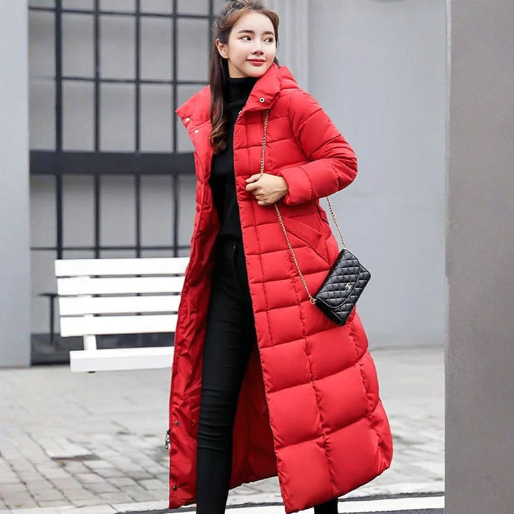 Chic women's puffer jacket, ideal for staying warm and fashionable during the winter season.