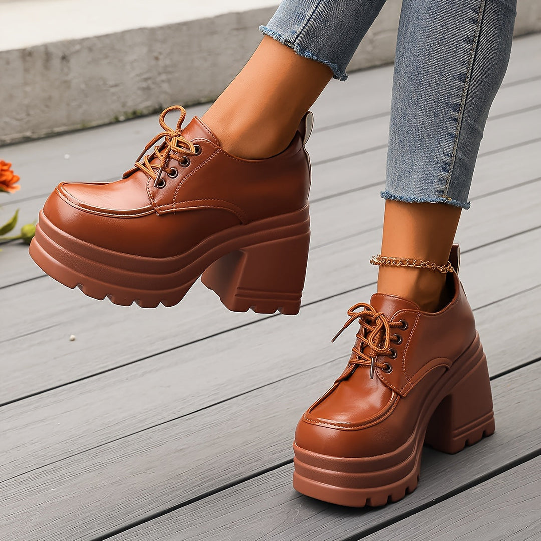 Comfortable women's platform oxfords with chunky heels, ideal for elevating your stylish everyday look.