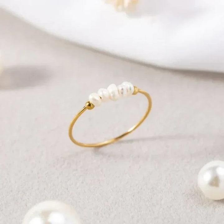 Elegant women's gold-plated S925 silver ring featuring a beautiful freshwater pearl, ideal classic fashion jewelry.