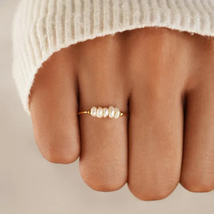 Lustrous freshwater pearl set in a women's classic gold-plated S925 silver ring. Elegant and timeless fashion jewelry.