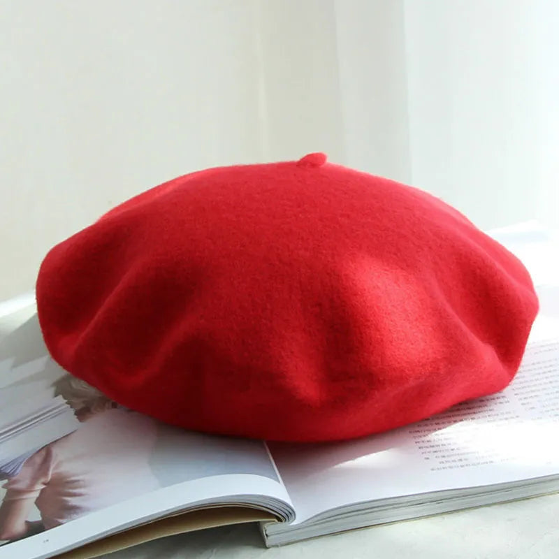 Timeless women's wool beret in a subtle beige, perfect for classic and warm winter styling.