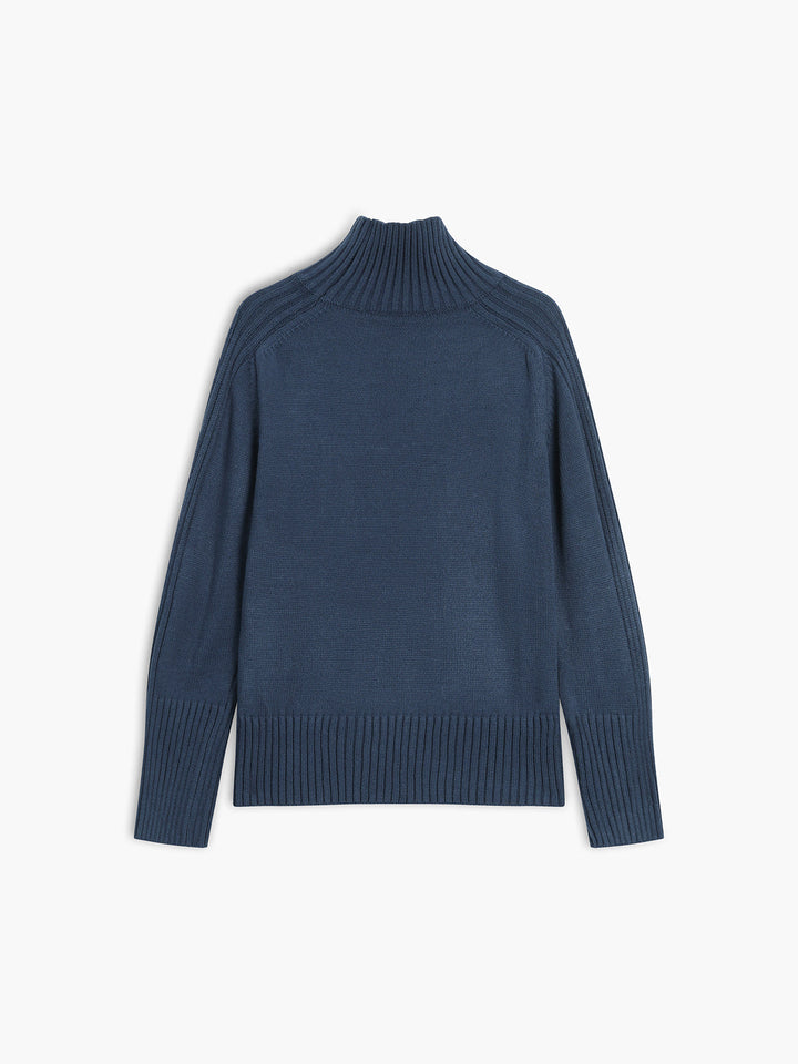 Cozy women's classic roll neck sweater in a soft knit, ideal for winter style and everyday comfort.