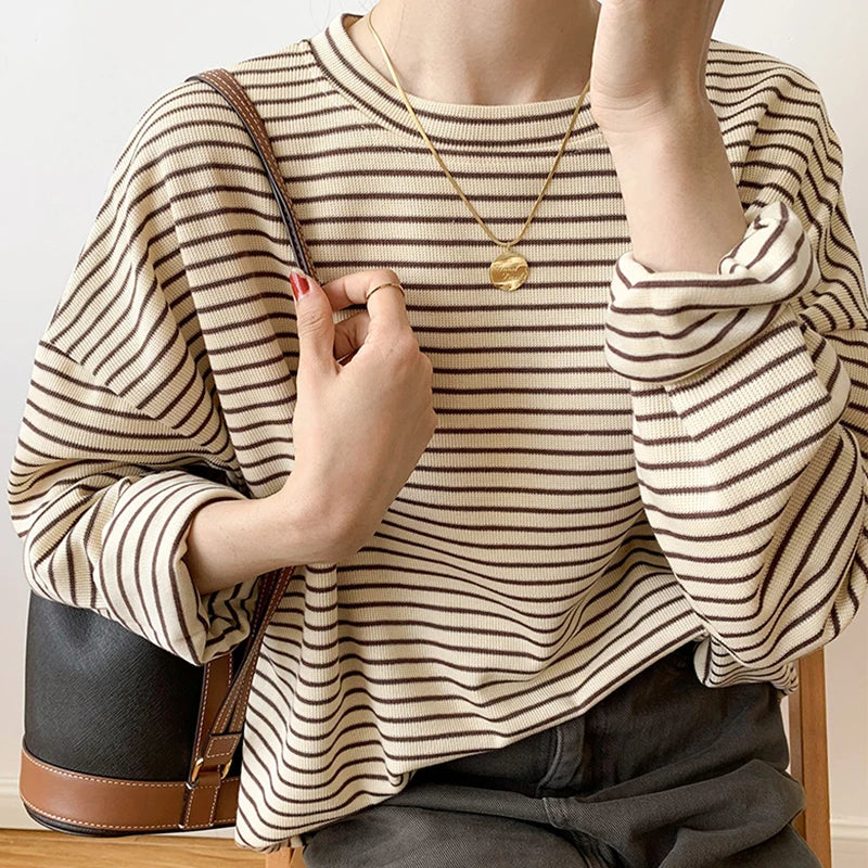 Women's apparel: striped crewneck top with a relaxed fit, ideal for versatile everyday fashion.