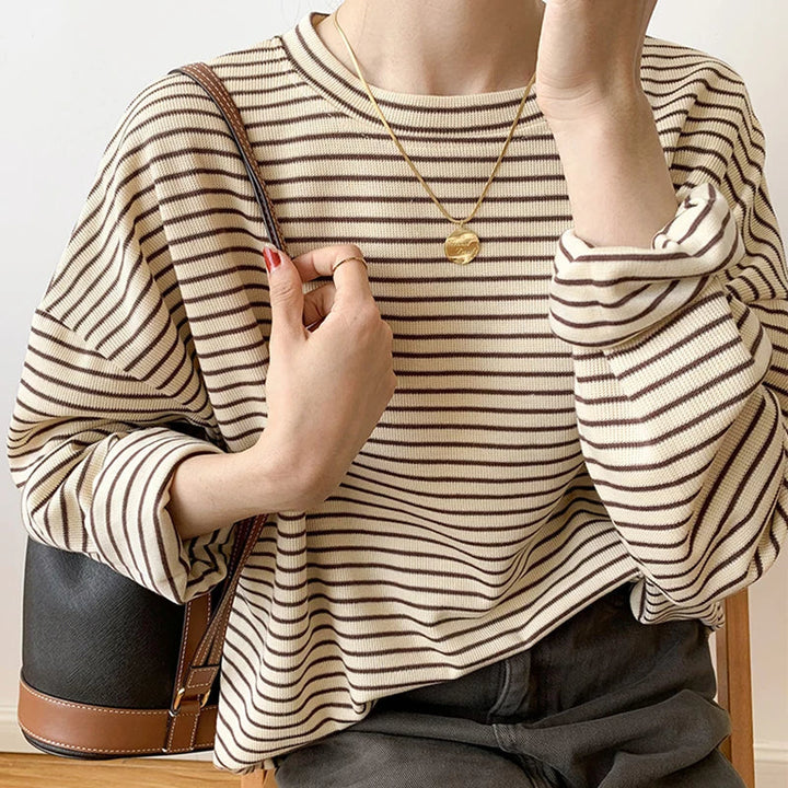 Women's apparel: striped crewneck top with a relaxed fit, ideal for versatile everyday fashion.