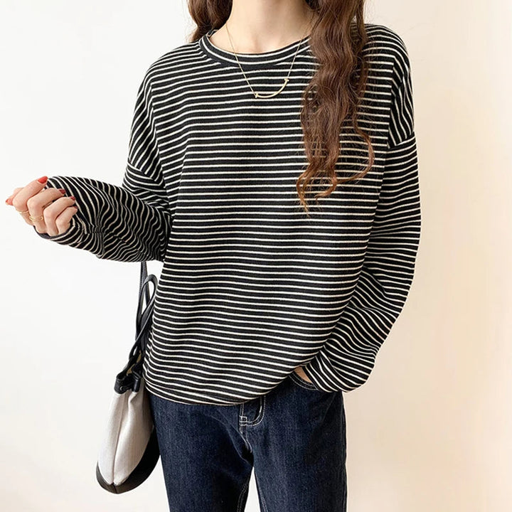 Chic women's apparel: striped crewneck top with a relaxed fit, perfect for effortless casual wear.