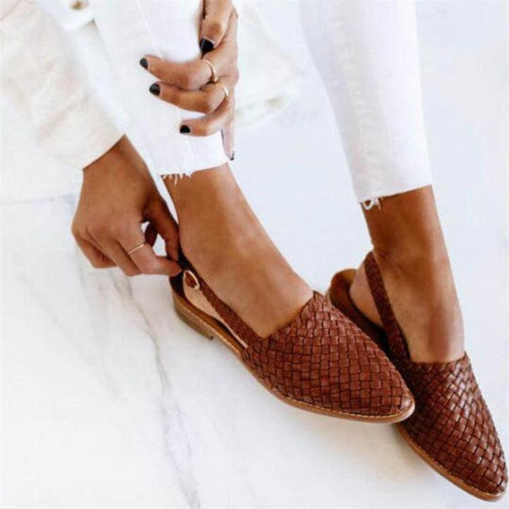 Women's classic woven ballerinas in a stylish flat design. Comfortable slip-on shoes for elegant everyday wear.
