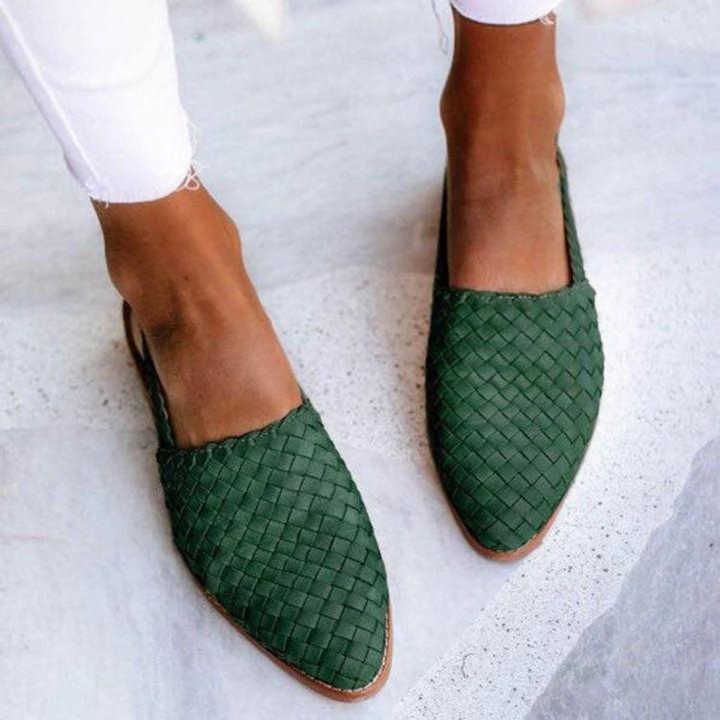 Stylish women's woven flats with a classic design. Comfortable slip-on ballerinas, perfect for summer casual chic.
