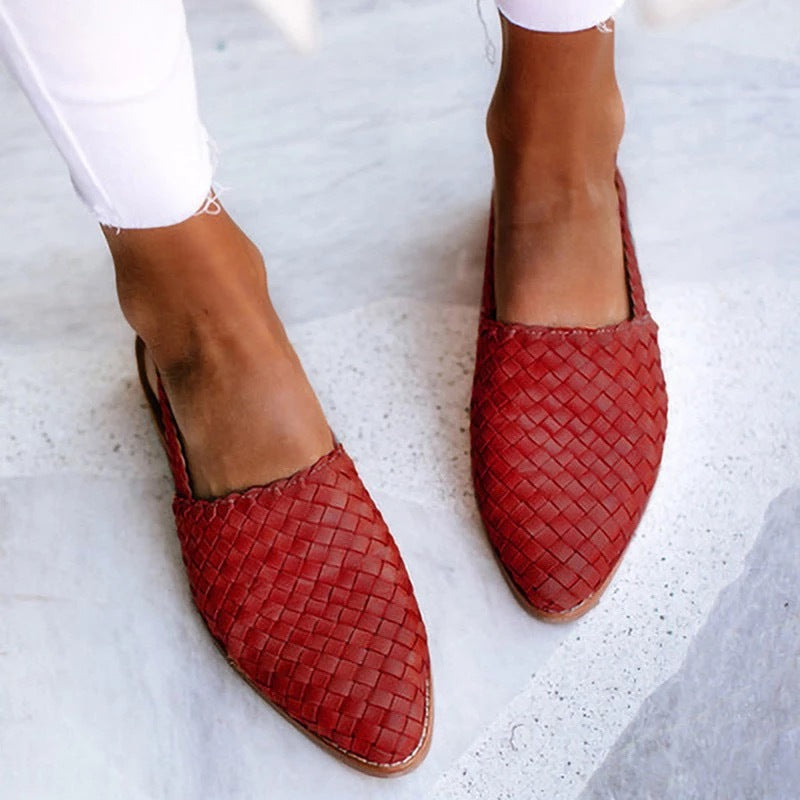 Stylish women's closed toe backless mules, comfortable slip-on flats for casual wear.