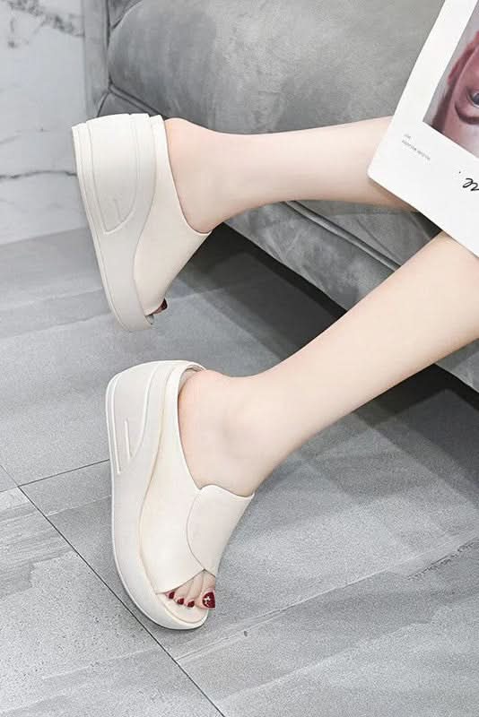 Close-up of cloud-soft cushioned women's sandals, emphasizing the comfortable sole for summer activities.