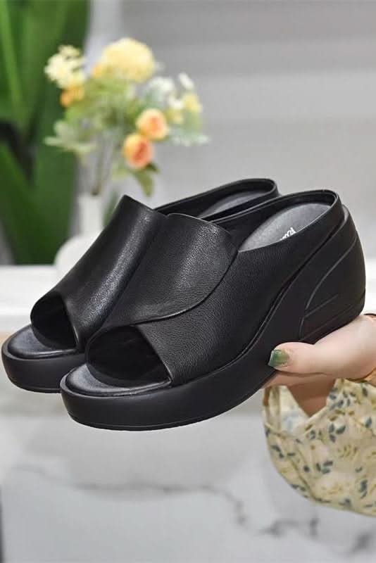 Stylish women's summer sandals, featuring a cloud-soft cushioned sole for exceptional comfort and support.