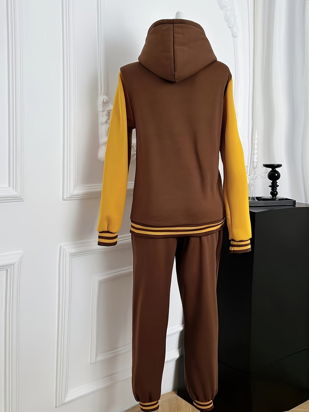 Stylish women's color-block jogging suit, a trendy two-piece activewear set for casual comfort.