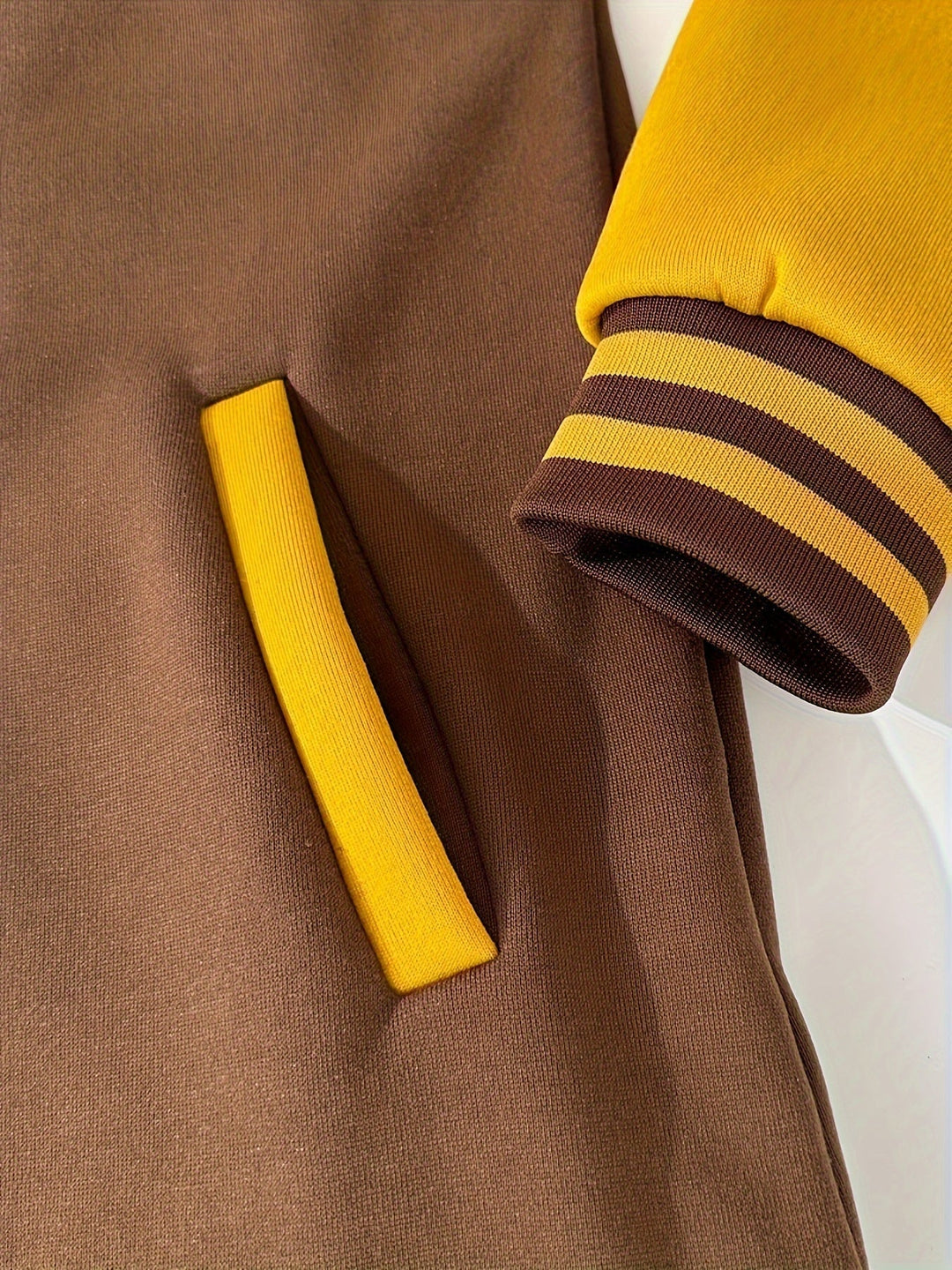 Comfortable hooded two-piece tracksuit for women, featuring a chic color-block design. Ideal loungewear.
