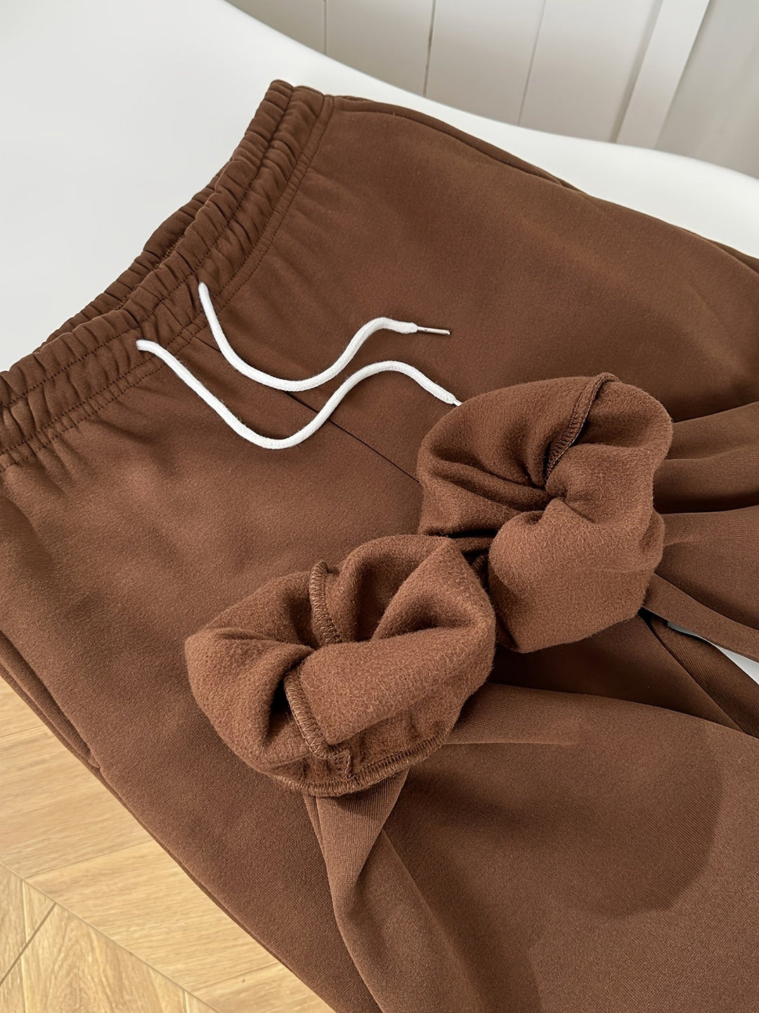 Women's athletic color-block tracksuit, a comfortable 2-piece set for jogging, gym or casual wear.