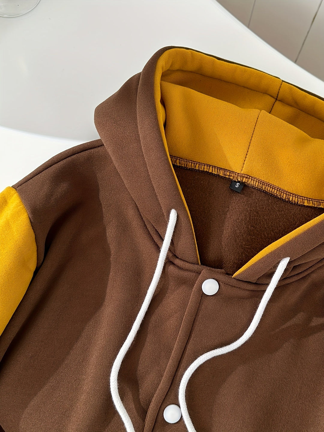 Trendy women's color-block activewear set, a stylish & comfortable two-piece hooded tracksuit.