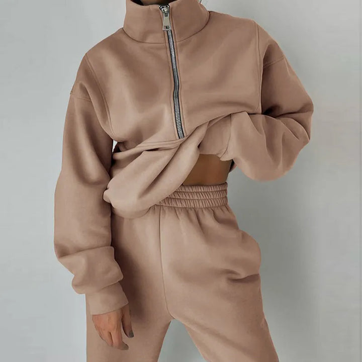 Women's comfortable 2-piece tracksuit set, soft loungewear for casual wear and relaxation.