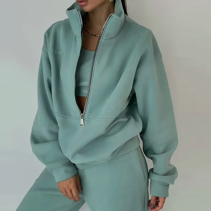 Stylish women's activewear two-piece tracksuit, ideal for gym workouts & sporty outfits.